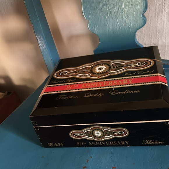 Perdomo 20th Anniversary Maduro SOLID WOOD Cigar Box - Picture 8 of 12